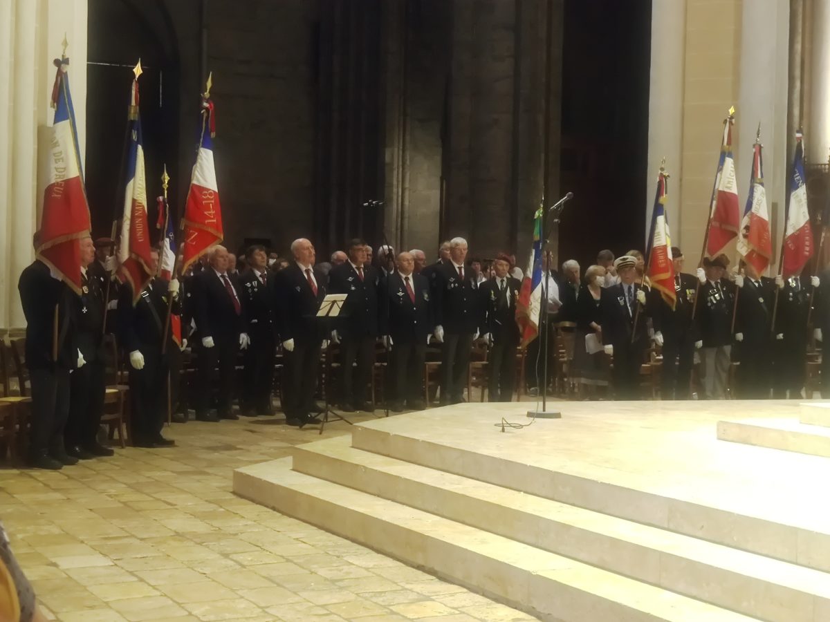 Le chœur régional Centre des Parachutistes a chanté à la Cathédrale de Chartres
