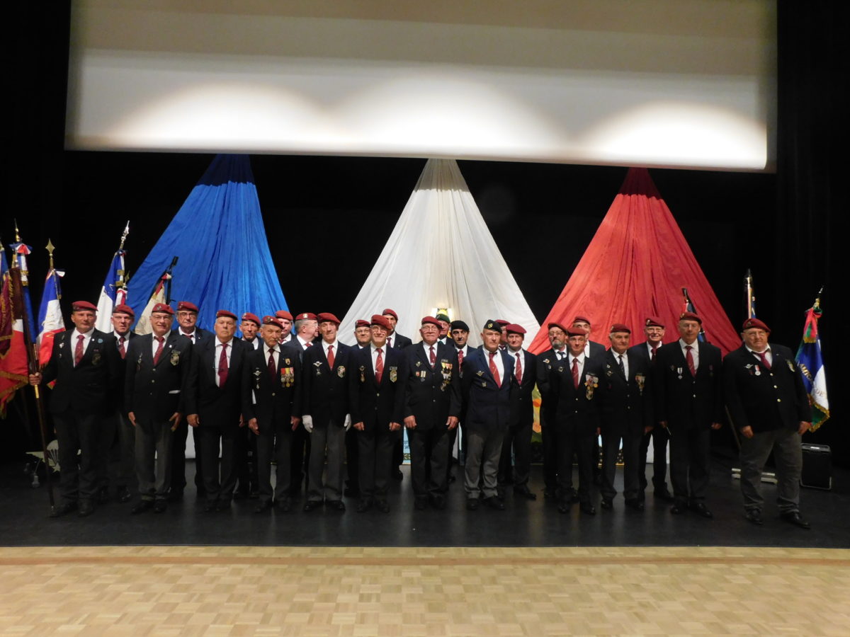 Le chœur des Parachutistes de l’UNP Centre à la saint Michel régionale à Loudun (Vienne)